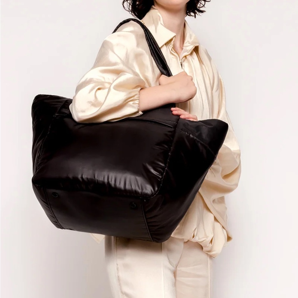 Caraa Black Women's Tote Bag medium